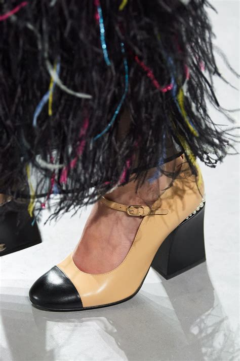 Chanel cambia los clásicos bicolor, por zapatos de tacón con 